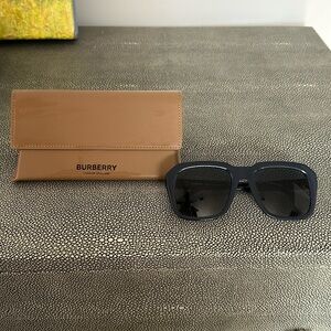Burberry sunglasses perfect condition no trades